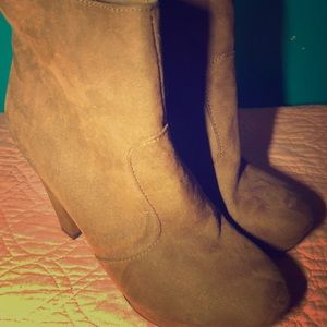Mossimo healed suede boots
